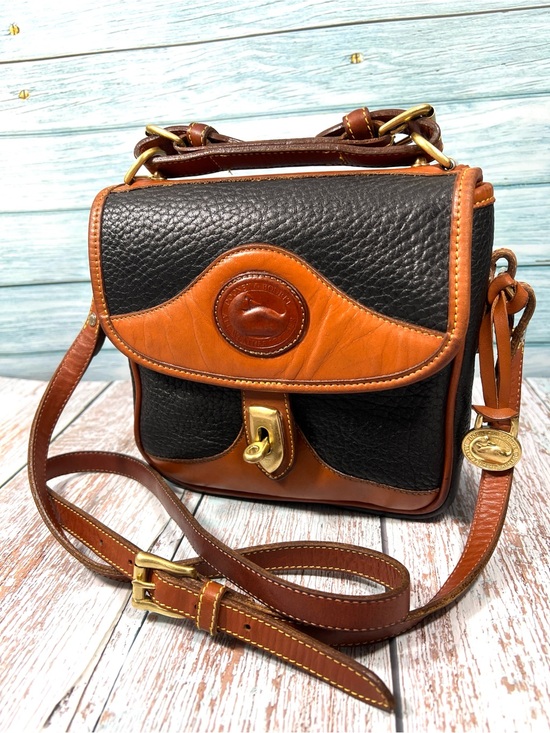 Dooney & Bourke Handbags - 🦆 DOONEY & BOURKE BLACK AND TAN PEBBLE LEATHER SMALL CARRIER TURNLOCK CROSSBODY